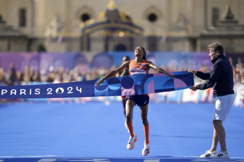 La neerlandesa Sifan Hassan celebra al ganar el maratón femenino de los Juegos Olímpicos de París, el domingo 11 de agosto de 2024