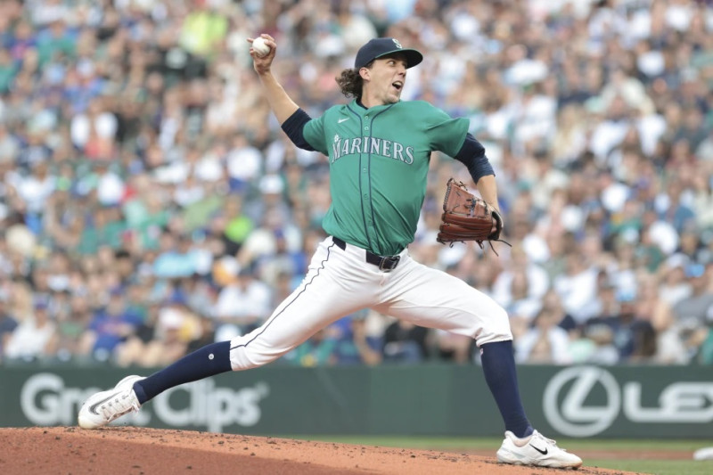 El abridor de Seattle Logan Gilbert lanza en la segunda entrada del encuentro ante los Mets el sábado 10 de agosto del 2024.