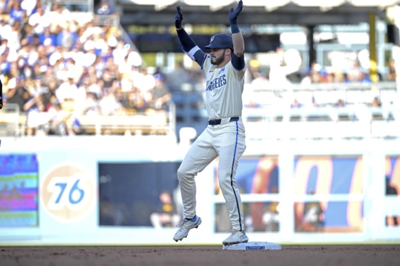 Gavin Lux de los Dodgers reacciona tras batear un doble remolcador en la primera entrada ante los Piratas el sábado 10 de agosto del 2024.