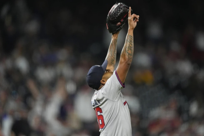 El lanzador de los Bravos, Raisel Iglesias, gesticula después de retirar a Elías Díaz, de los Rockies, para el último out el sábado 10 de agosto de 2024, en Denver.