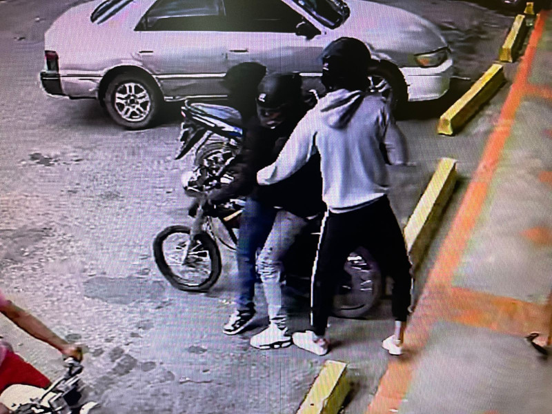 Asaltantes mientras escapan en motocicleta quedaron capturados en cámara