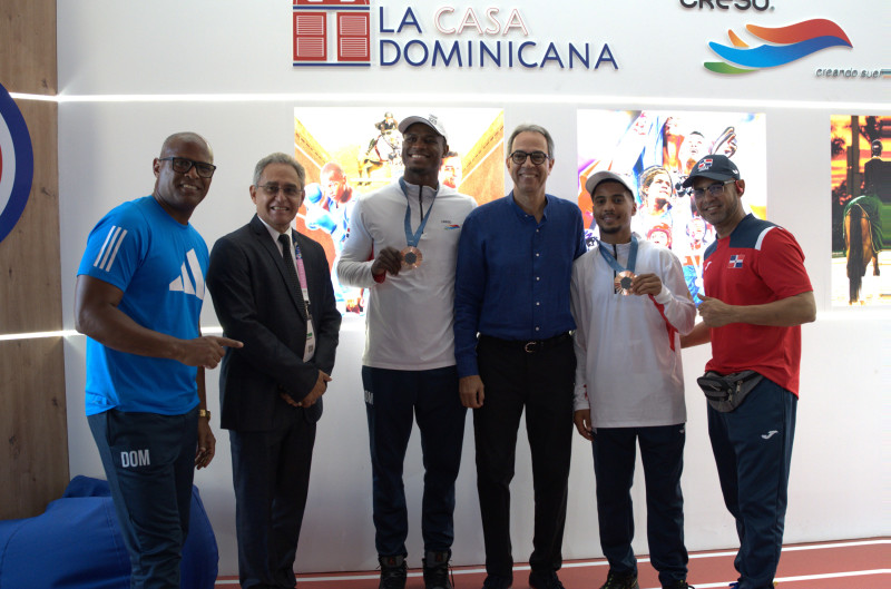 En el centro, los medallistas olímpicos Cristian Pinales y Yunior Alcántara, junto al señor José Mármol y miembros de la delegación dominicana.