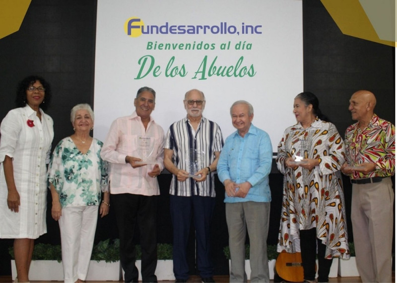 Evelyn Rojas, Margarita Mendoza, Niní Cáffaro, Nandy Rivas, Elis Pérez, Alicia Baroni y José Peguero