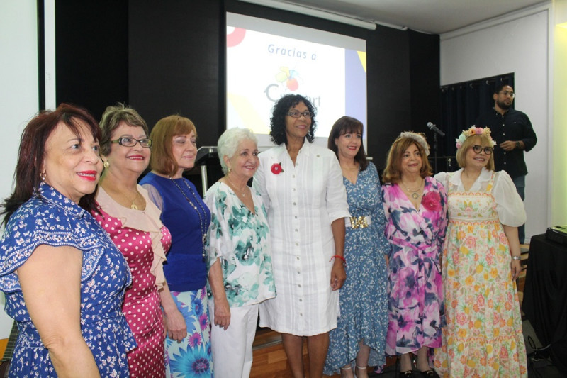Luisa Gil, Verónica Sención, Francia de Pérez, Margarita Mendoza, Evelyn Rojas, Yanira Fondeur, Mildred de Sánchez y Rommy Grullón-.