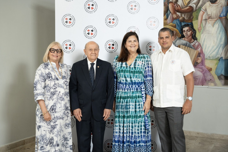 Michelle Morel, Dr. Franklyn Holguín Haché, rector de UNAPEC, Sonia Villanueva de Brouwer y Ariel García Mugica