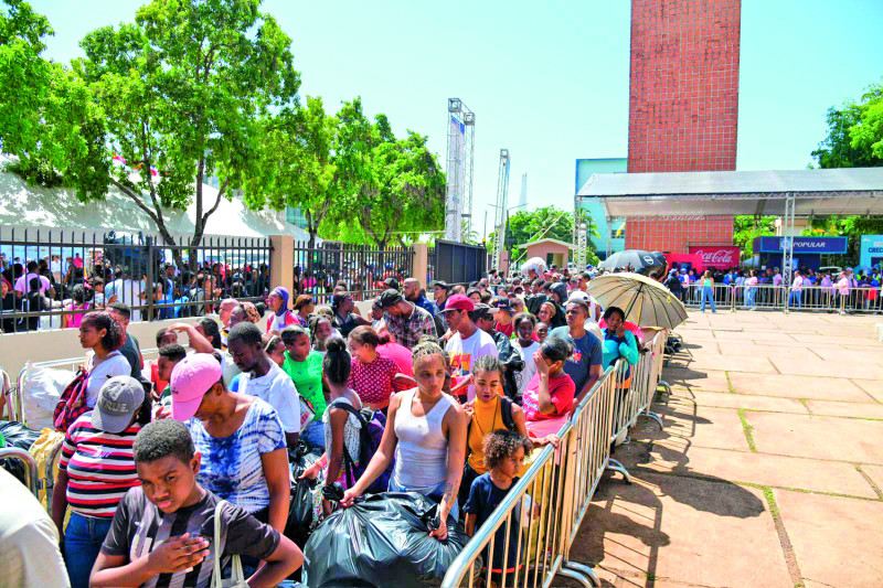 Personas que llegaron desde el sábado y otras temprano en la mañana del domingo, hicieron largas filas para intercambiar sus plásticos.