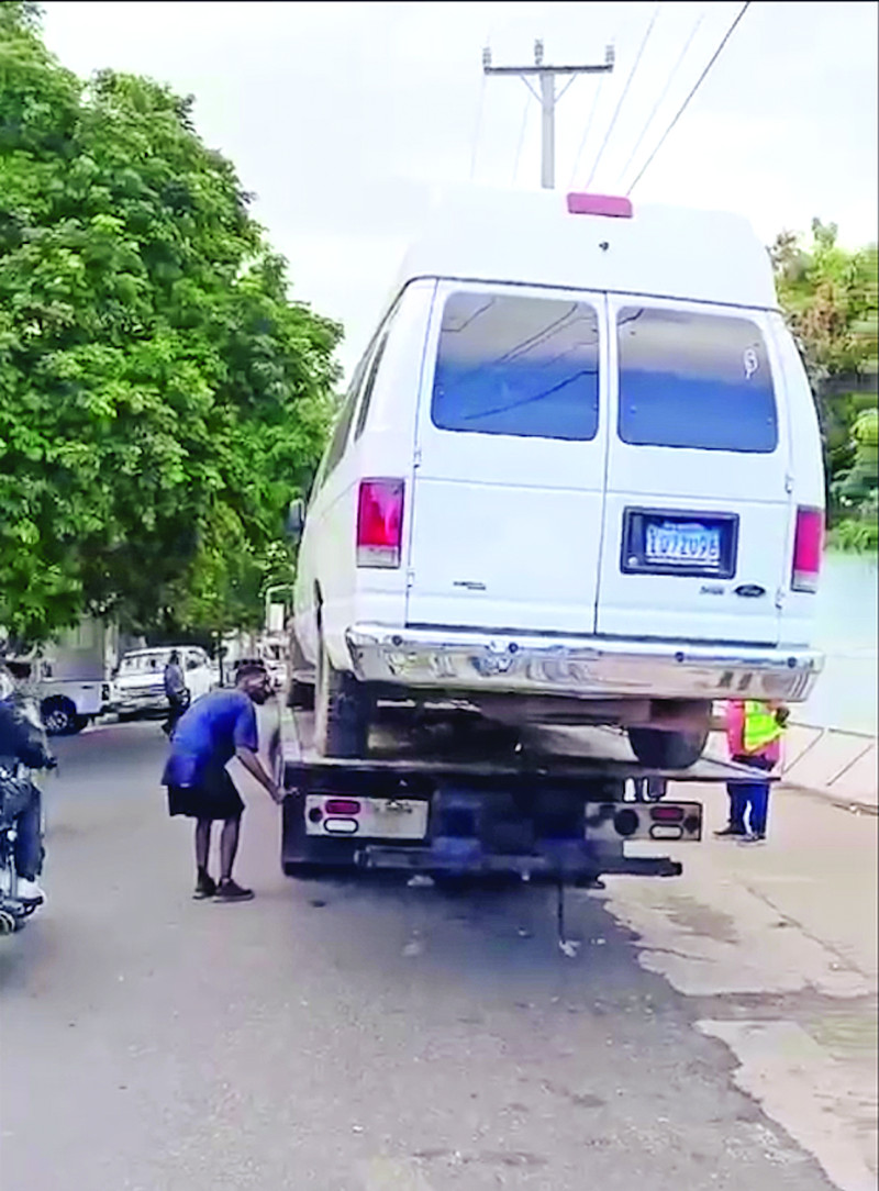 Las autoridades municipales retiran los vehículos que se encuentran abandonados en distintas calles.