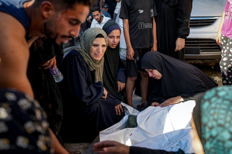 Palestinos lloran a un familia muerto en un bombardeo israelí en la Franja de Gaza, en un hospital de Deir al-Balah, el sábado pasado.