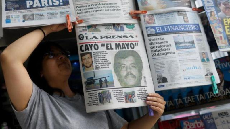 Vista de las portadas de los periódicos mexicanos que muestran la noticia de la captura de Ismael “el Mayo” Zambada, en la Ciudad de México.