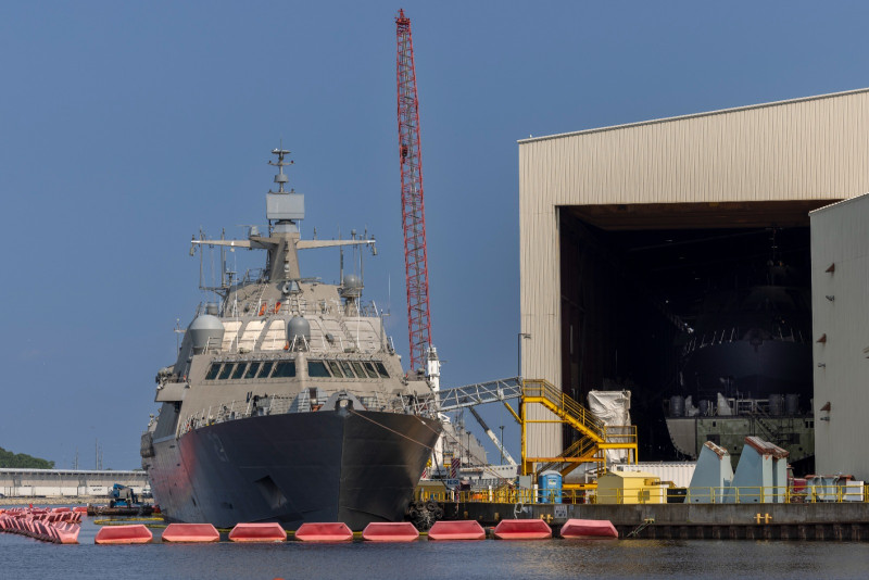 Un buque en construcción se encuentra atracado en las instalaciones de Fincantieri Marinette Marine, el viernes 12 de julio de 2024, en Marinette, Wisconsin.