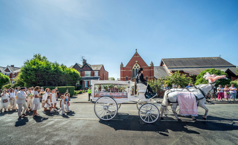 Una carroza tirada por caballos traslada el féretro de Alice da Silva Aguiar, en Southport, Inglaterra.