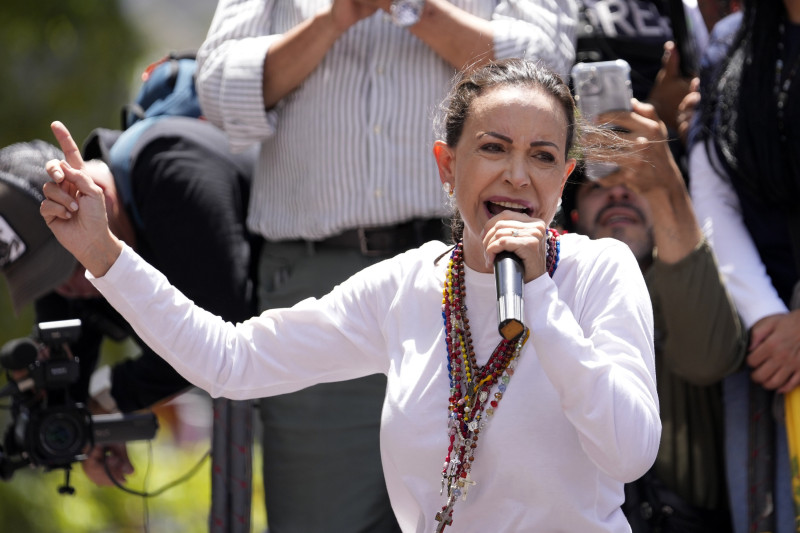 La líder opositora María Corina Machado habla durante una manifestación en Caracas