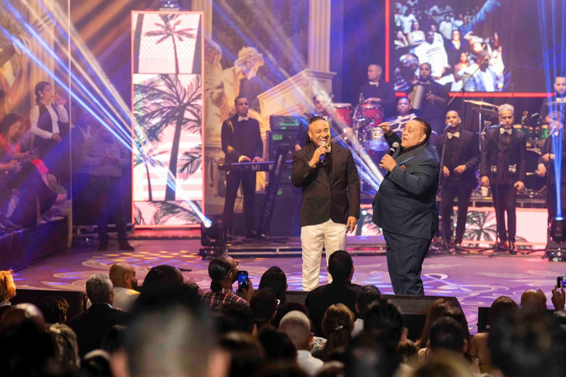 Krisspy junto a José Virgilio Peña Suazo, la noche del viernes 9 de agosto 2024 en el Gran Teatro del Cibao.