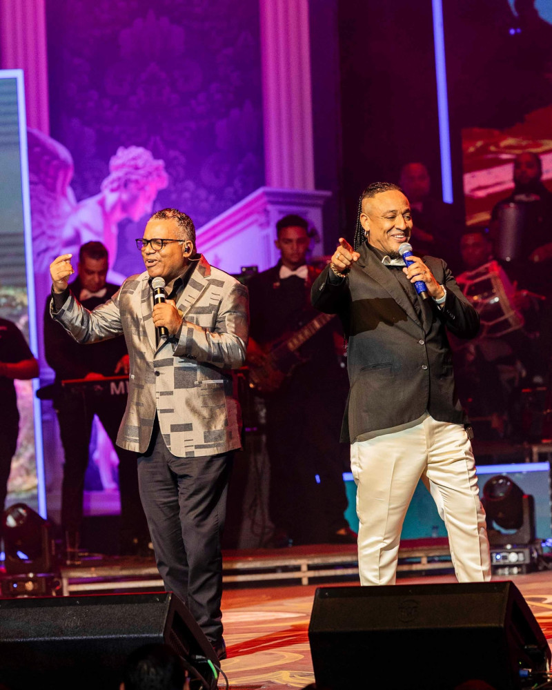 Krisspy junto al merenguero Pochy Familia en el Gran Teatro del Cibao, en Santiago de los Caballeros.