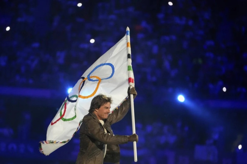 Tom Cruise porta la bandera olímpica durante la ceremonia de clausura de los Juegos Olímpicos de Verano de 2024 en el Stade de France, el domingo 11 de agosto de 2024, en Saint-Denis, Francia.