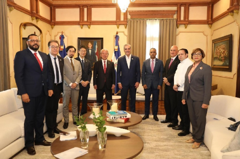 En una reunión del mandatario con el presidente de la JICA, Akihiko Tanaka, quien visitó por primera vez la República Dominicana.