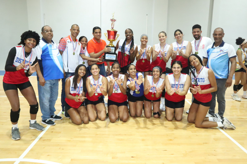 El alcalde de La Vega, Kelvin Cruz, acompañado de Alexis García y Francisco Peguero, entrega a la selección del Distrito Nacional el trofeo de campeón femenino del Torneo Nacional Juvenil de Voleibol.