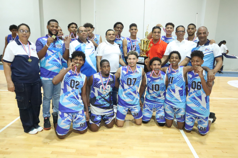 El ingeniero Kelvin Cruz, Alexis García, presidente de la Federación Dominicana de Voleibol, y Francisco Peguero, titular de la Asociación de Voleibol de La Vega, galardonan a los campeones de la provincia La Altagracia.