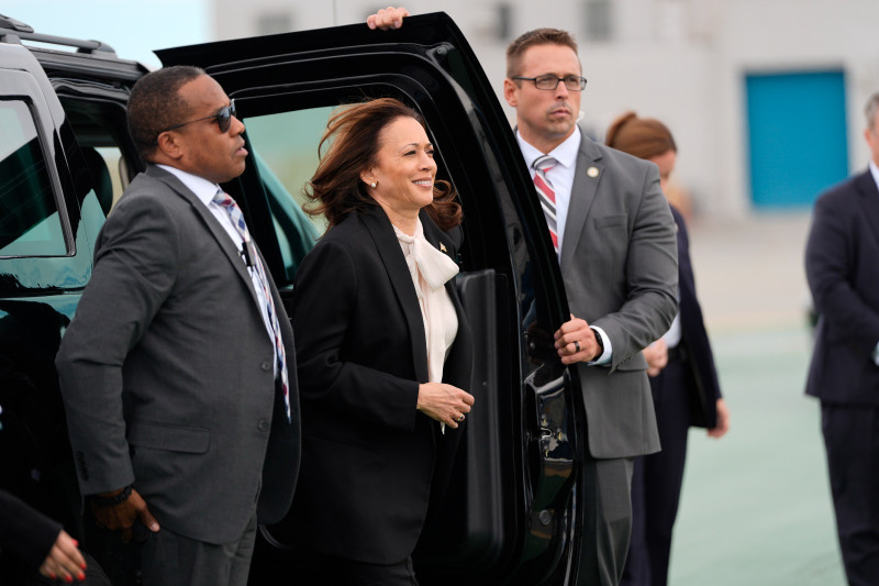 La nominada presidencial demócrata Kamala Harris, al centro, llega para abordar el avión Air Force Two, el domingo 11 de agosto de 2024, en el aeropuerto internacional de San Francisco.