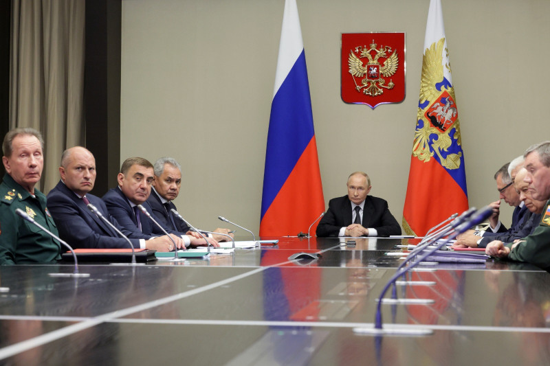 El presidente ruso Vladímir Putin, al centro, encabeza ayer una reunión con los principales funcionarios de seguridad y defensa de Rusia, en las afueras de Moscú.