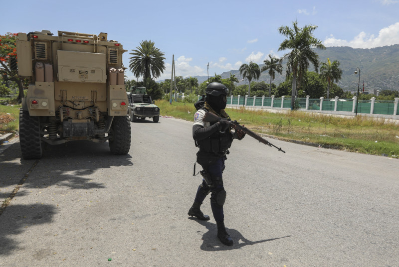 Un policía hace guardia cerca del Palacio Nacional en Puerto Príncipe