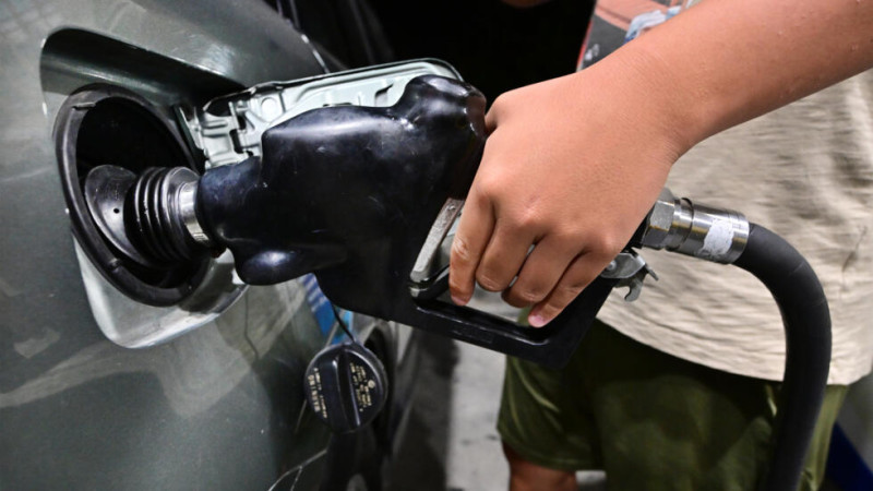 Una persona reposta combustible en una gasolinera en Alhambra (California, EEUU) el 2 de octubre de 2023.