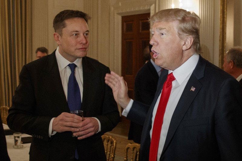 El presidente Donald Trump, a la derecha, habla con el director general de Tesla y SpaceX, Elon Musk, en la Casa Blanca, en Washington, el 3 de febrero de 2017.