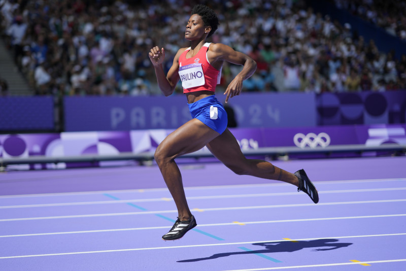 Marileidy Paulino compite durante una eliminatoria en los 400 metros femeninos en los Juegos Olímpicos de Verano de 2024, el lunes 5 de agosto de 2024, en Saint-Denis, Francia.