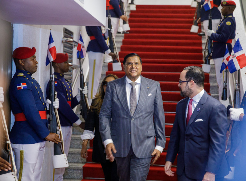 El presidente de Suriname, Chandrikapersad Santokhi arribó en el vuelo comercial 1574 de la línea aérea American Airlines.