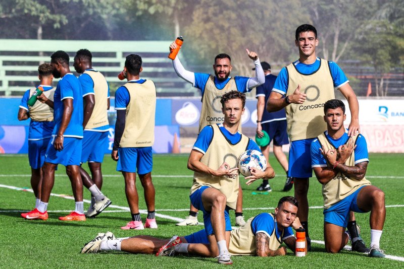 Jugadores del Cibao se preparan antes de un partido de la Liguilla.