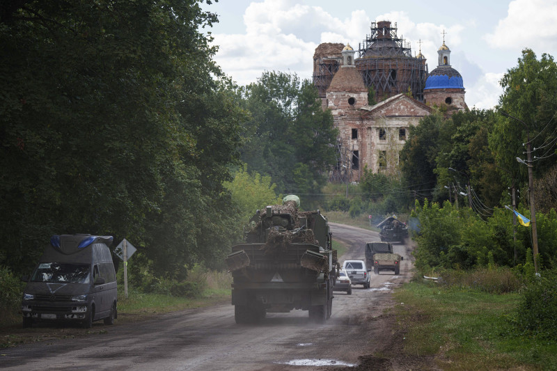 Vehículos militares pasan cerca de la frontera entre Rusia y Ucrania