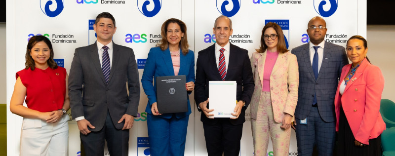 Mercedes Carmen Capellán de Lama, presidenta de la Fundación Madre y Maestra y Edwin De los Santos, junto a otros ejecutivos y colaboradores