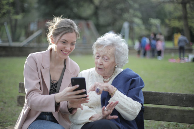 Los humanos envejecen de manera drástica en dos etapas: a los 44 y a los 60