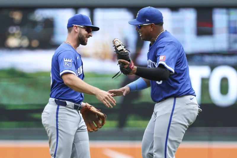 El tercera base de los Reales de Kansas City Paul DeJong y el primera base venezolano Salvador Pérez celebran el triunfo de su equipo ante los Mellizos de Minnesota el miércoles 14 de agosto del 2024.