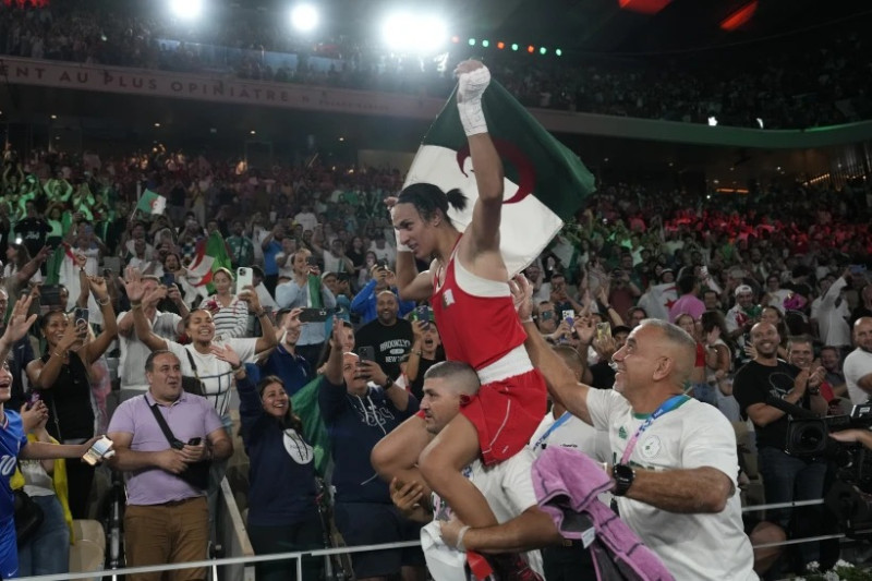 La boxeadora argelina Imane Khelif es llevada en hombros tras vencer a la china Yang Liu para ganar la medalla de oro en la categoría de los 66 kilogramos de los Juegos Olímpicos, el viernes 9 de agosto de 2024, en París.