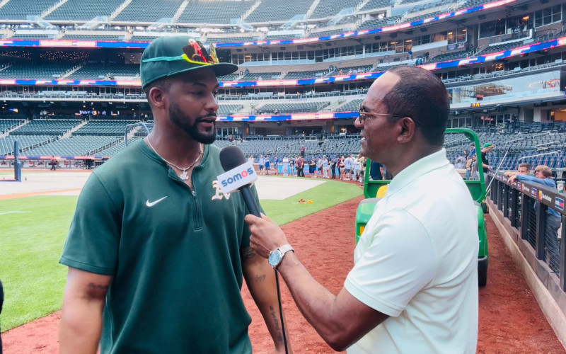 Miguel Andújar al momento de ser entrevistado por Daniel Reyes en el City Field de Nueva York, hogar de los Mets.