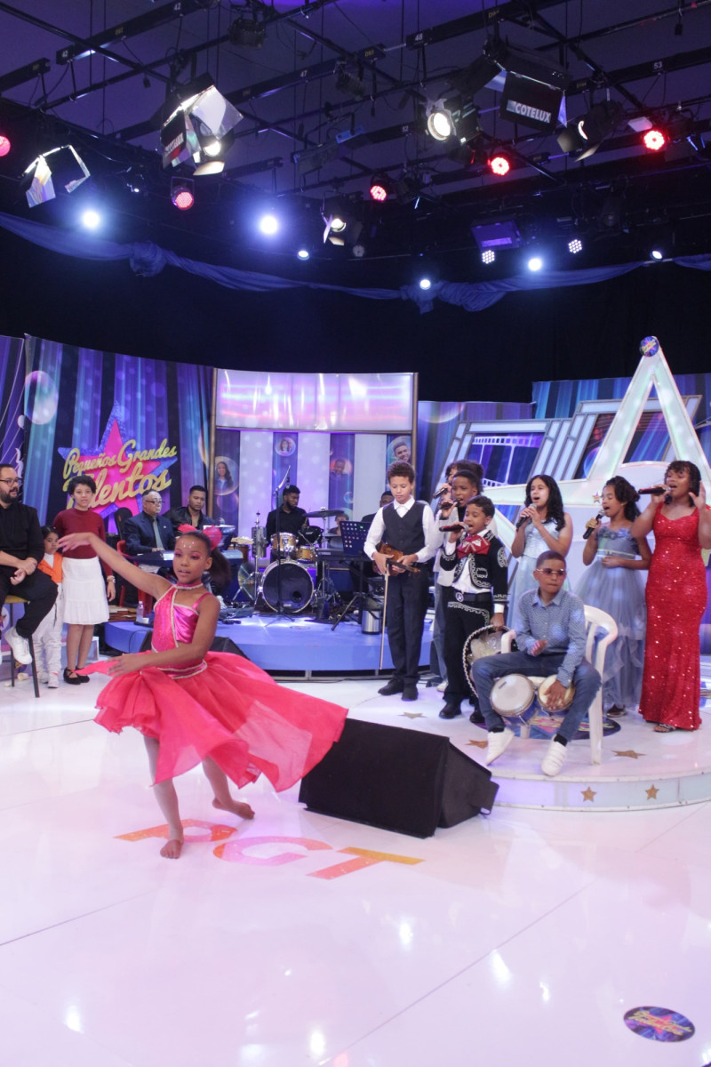 Decenas de niños y niñas participaron del reality "Pequeños Grandes Gigantes", que se transmitió en el horario del programa "El Show del Mediodía", de Color Visión.