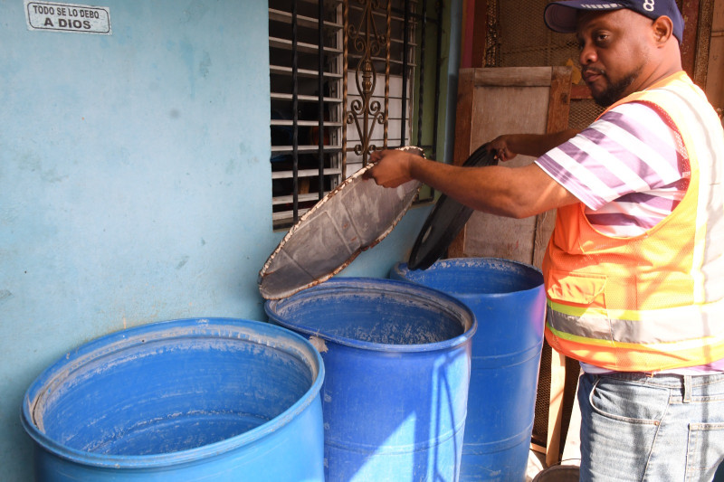 Los moradores de María Auxiliadora denunciaron que reciben agua apenas dos días a la semana y por pocas horas.