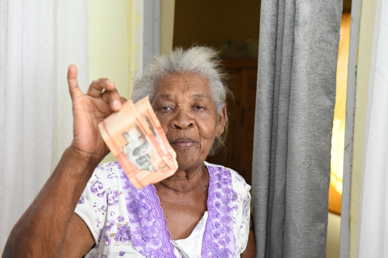 Nidia Gómez, de 83 años, debe usar dinero destinado a alimentos para comprar el agua.