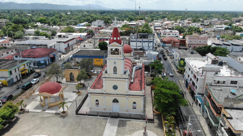 La provincia Hermanas Mirabal está integrada por los municipios Salcedo,Tenares y Villa Tapia.