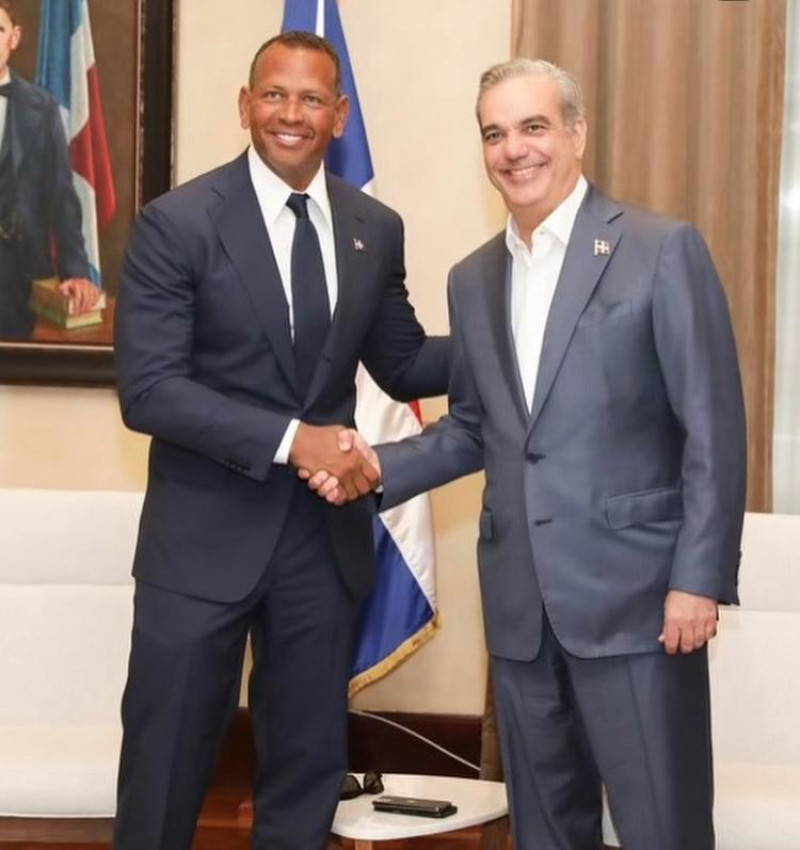 Alex Rodríguez y Luis Abinader se saludan en la visita del pelotero al Palacio Nacional.