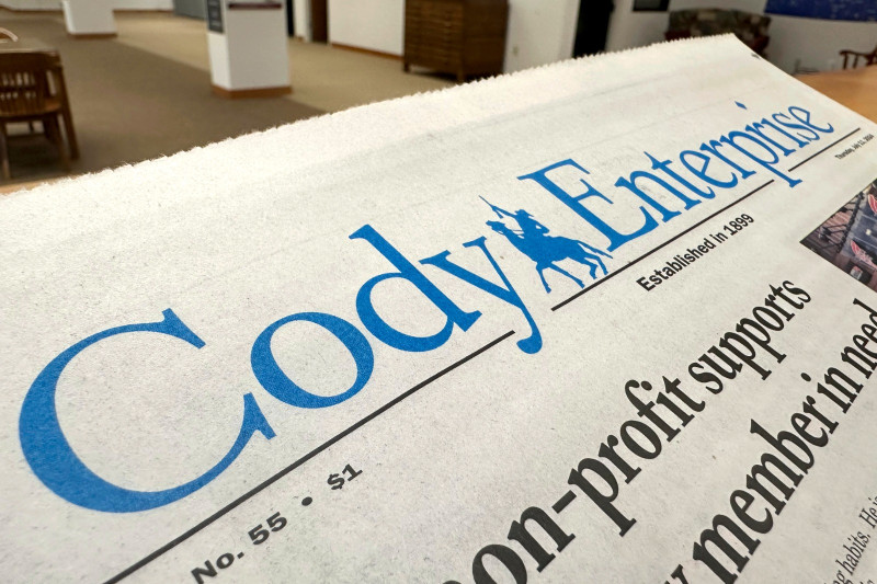 Un ejemplar reciente de Cody Enterprise, el periódico de Wyoming donde salieron publicadas las historias.