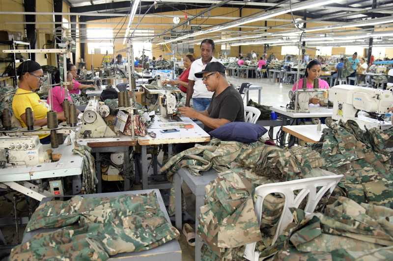 De la fábrica instalada en Bonao salen semanalmente más de 800 uniformes militares completos para las distintas ramas de las Fuerzas Armadas.