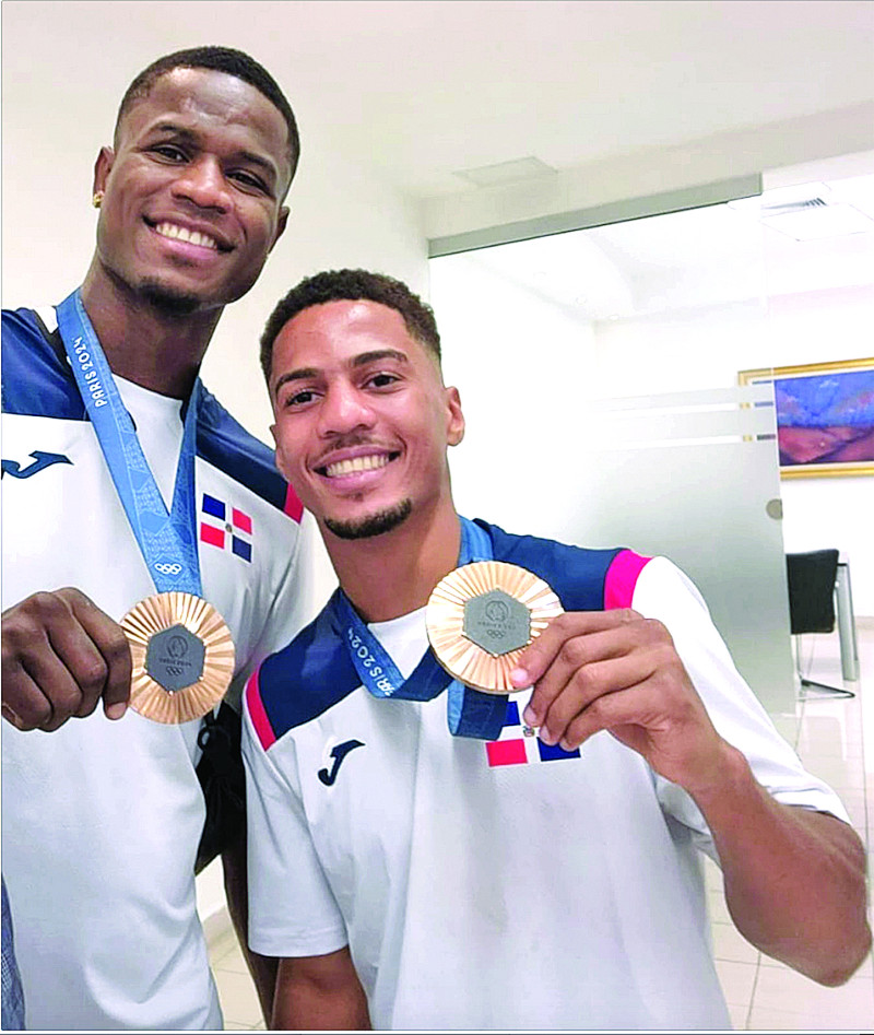 Yunior Alcántara y Cristian Pinales exhiben sus medallas de bronces que conquistaron en los Juegos Olímpicos de Paris 2024.