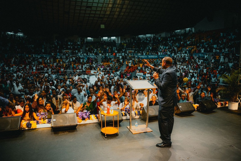 El congreso es organizado por los pastores Javier Belliard y Marnie de Belliard.