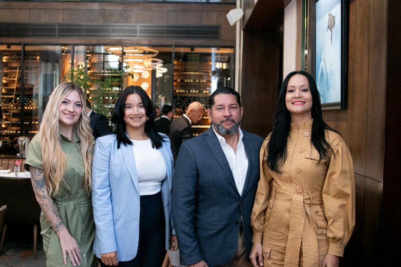 Brighid Florido, Perla Céspedes, Aris Ubiera y Yufemi Acosta.
Carlos Reyes y Rafael Nadal.
COCTEL
Santo Domingo
Ángel