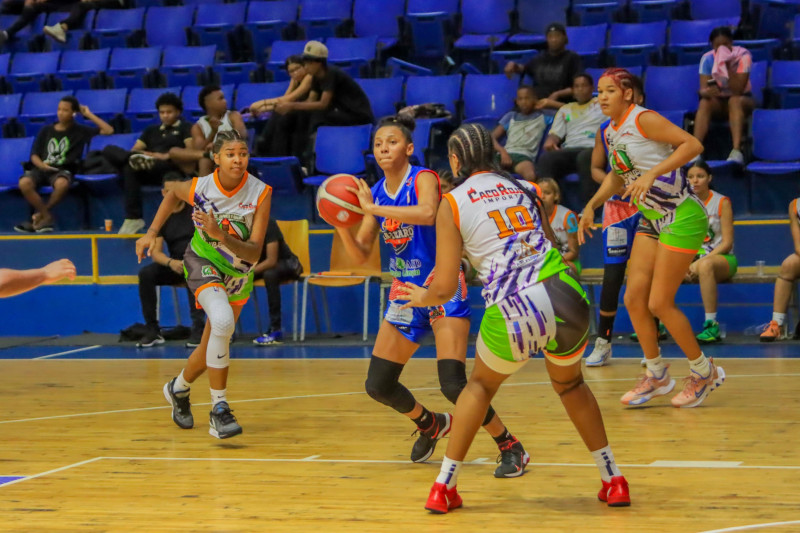 Yadira Polanco, del club San Lázaro, busca pasar el balón en el partido ante San Carlos.