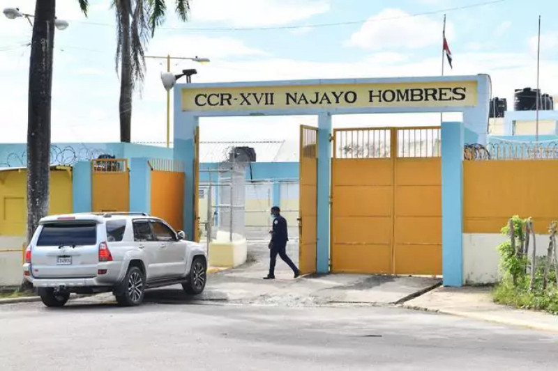 Fachada frontal del CCR del Centro de Corrección y Rehabilitación  Najayo-Hombres, en San Cristóbal.