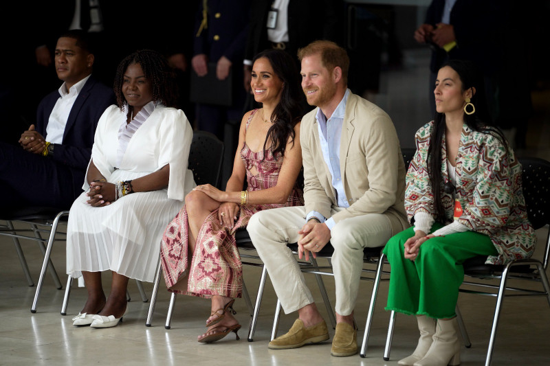 El príncipe Enrique y Meghan asisten a una ceremonia de bienvenida en el Centro de las Artes Delia Zapata, flanqueados por la vice de Colombia, Francia Márquez.