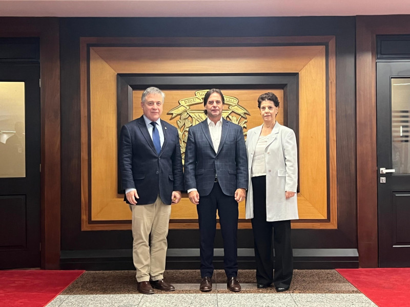 El presidente de Uruguay, Luis Lacalle Pou, a su llegada a República Dominicana la noche de este jueves es recibido por funcionarios del Mirex.